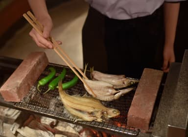 料理人が目の前で焼く干物