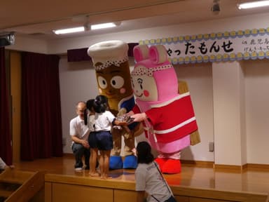 実施写真(かまぼこ贈呈)