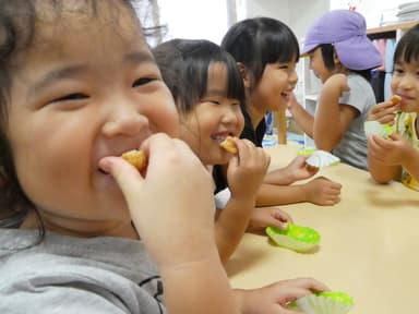 実施写真(かまぼこ試食)