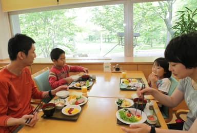 カヌーの後は野鳥を見ながら朝ごはん