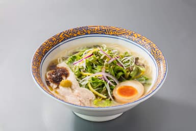 野菜たっぷり水炊き鶏白湯ラーメン