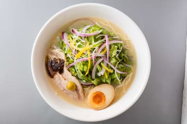 野菜たっぷり水炊き鶏白湯ラーメン（俯瞰）