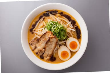 炙り叉焼と黒マー油の味噌ラーメン（俯瞰）