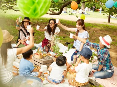 広大な芝生の上でピクニック気分(イメージ写真)