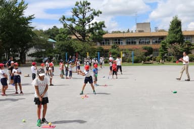 手賀東小学校で行われたスナッグゴルフ教室