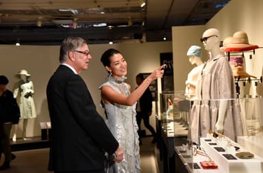 駐日モナコ大使(左)と展示品を見るすみれさん