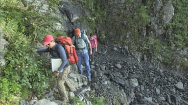 南アルプス縦走2日目、赤石山頂に向かう道。斜面を回りこむように崖沿いを歩く