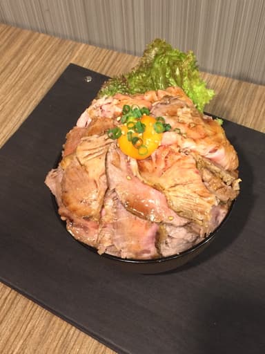 最強の熟成ローストポーク丼 2