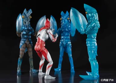 バルタン星人に囲まれるウルトラマン※画像内の「S.H.Figuartsウルトラマン」(左から2番目)は別売りです。 ※画像はイメージです。