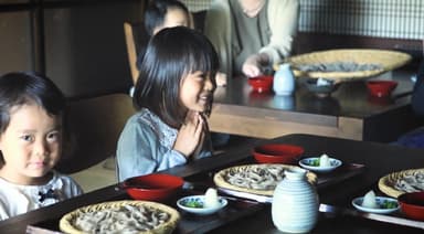 そばを食べる子ともたち 2