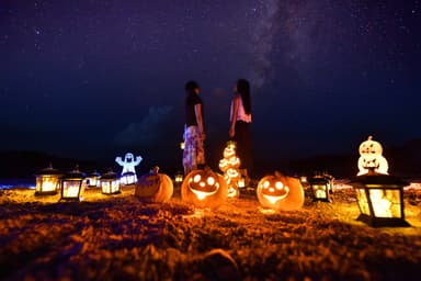 満点の星空に包まれたハロウィンの世界を思い出の一枚に