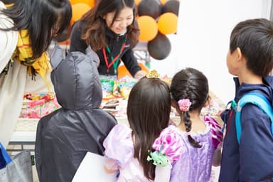 「TRICK OR TREAT」お菓子をもらう子供たち