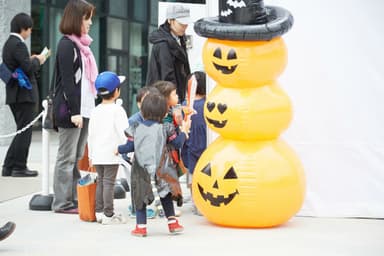 様々なハロウィン装飾をされた会場