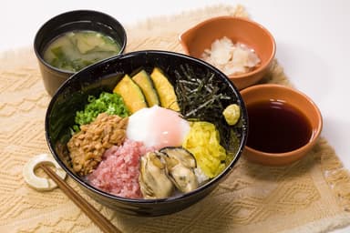 特製だし醤油に漬け込んだ牡蠣とまぐろの彩り丼［味噌汁・漬物付き］