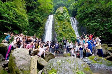 多摩川源流の滝での集合写真