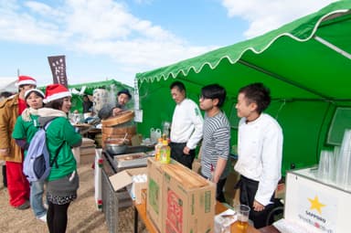 地元の飲食店も多数参加