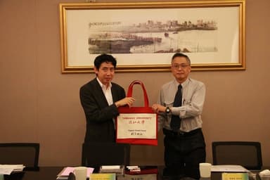 2016年9月13日台湾淡江大学 左からＢＢＴ大学伊藤泰史事務総長、淡江大学戴萬欽國際事務副校長