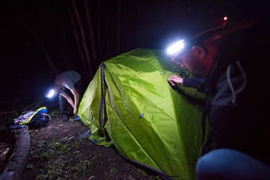 夜間のテント設営時にも