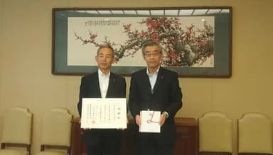 (左)弊社専務取締役　藤井 孝 ／ (右)大阪市経済戦略局理事　芳田 隆 様 （2016年10月31日大阪市役所にて）