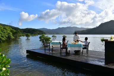 マングローブの絶景に囲まれたイカダの上で、至福のブランチタイム