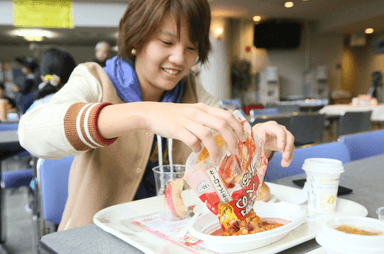 朝食を食べる学生の様子