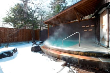 奈良時代に開湯した日光湯元温泉で楽しめる雪見露天(休暇村日光湯元)