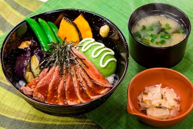 フレッシュアボカドとやわらか牛赤身ステーキ丼［味噌汁・漬物付き］