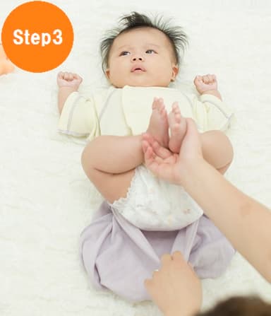 Step3：バルーンパンツのゴムを伸ばしてお尻と足を入れます。