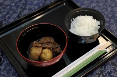 東郷肉じゃが(※画像は2014年のもの、今回は松花堂弁当でご提供)