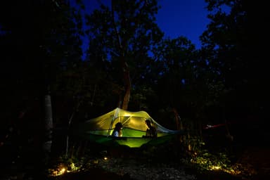 星明りの下、テントの中で寛ぎながら極上の星空体験