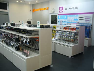 高さ1,200mmの陳列什器（オートバックス岩国店）