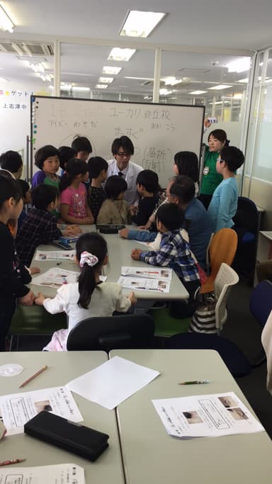 前回開催時の様子 4(小学生理科実験教室　勉強中)