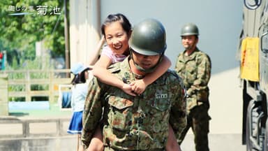 被災地の子どもを元気づける隊員