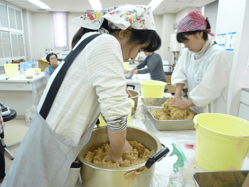 有機野菜の「ビオ・マルシェの宅配」、
オーガニックの「手前味噌」をつくる教室
「オーガニックみそづくり2017」を開催【関西地区】