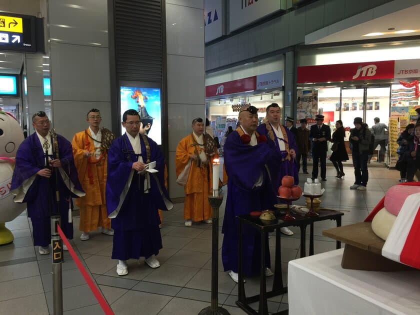 京都・醍醐寺 五大力尊仁王会をＰＲ
２月１１日（土・祝）から京橋駅に「餅上げ力奉納」用
と同サイズの大鏡餅が登場！ 大阪で唯一の展示！