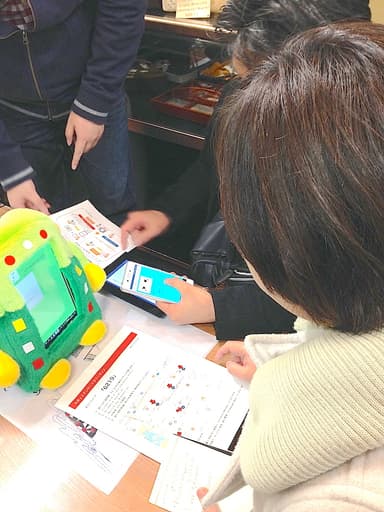 スマホロボによる商店街での実験の様子