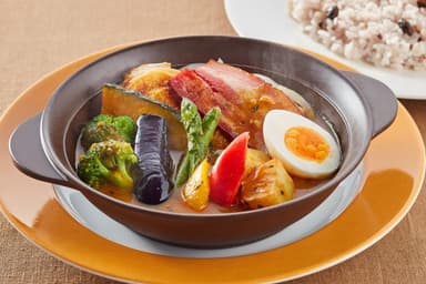 彩り野菜と濃厚ベーコンのスパイシースープカレー 雑穀米セット