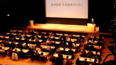 講演会の様子4(200名を超える来場者)