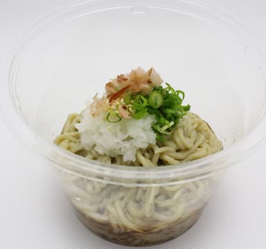 糖質0カロリーオフカップ麺　冷しぶっかけ蕎麦風こんにゃく(盛付け例)