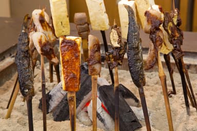 田楽や山女魚の塩焼きの囲炉裏コーナー(休暇村南阿蘇の夕食バイキング)