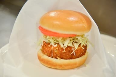 チーム2：肉じゃがをそのまま包んだコロッケバーガー