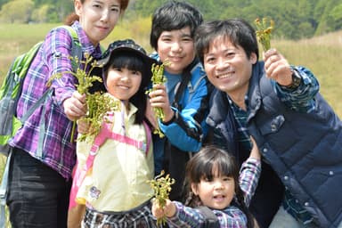 ご家族で山菜狩り