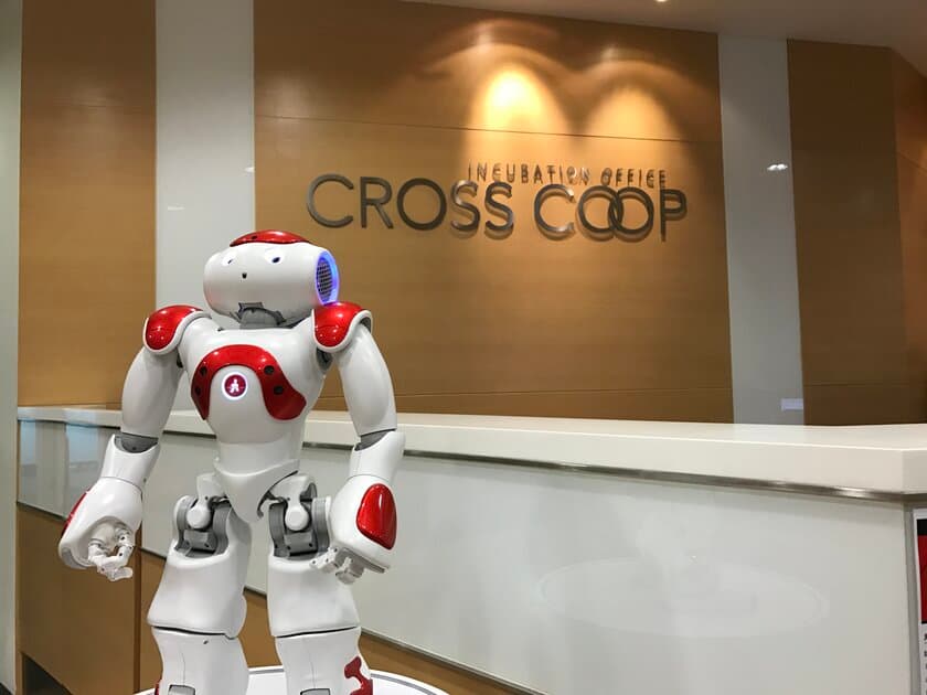 CROSSCOOP SINGAPORE、
シンガポールの少子高齢化問題に対する
生産性向上の取り組みとして
人型ロボット「NAO」によるレンタルオフィスの
受付業務省力化の実証実験を開始