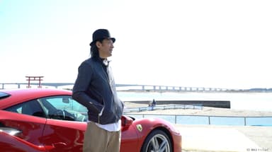 フェラーリ「488 GTB」と若木氏（C）BS12 トゥエルビ