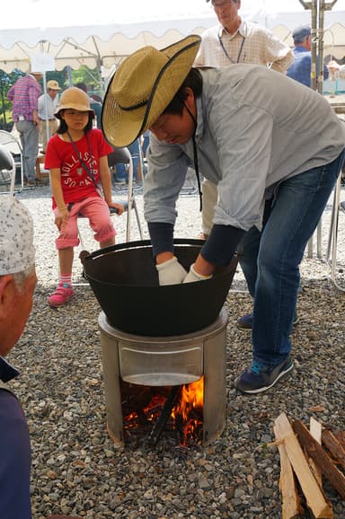 鉄鍋で茶葉に火入れを行う