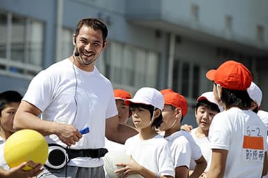 日本陸連キッズプログラムで子供たちを指導