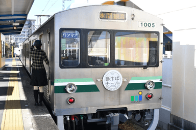 水間鉄道で走行するオリジナルヘッドマークを装着した列車（写真のオリジナルヘッドマークはサンプルの「駅すぱモール」デザイン）