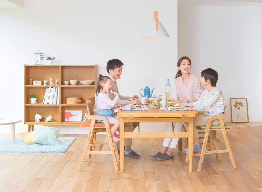 ベビーチェアを卒業したキッズのためのダイニングチェア
3歳頃から大人まで使える「Kitoco(キトコ)」販売開始!