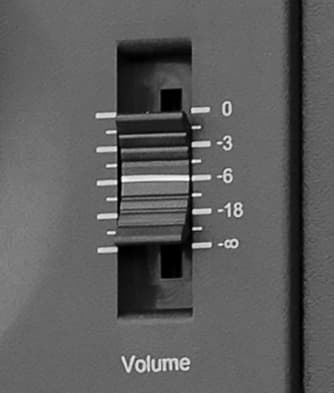 フロント・パネルのボリューム調整フェーダー