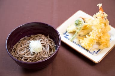 揚げたて天ぷらと生蕎麦